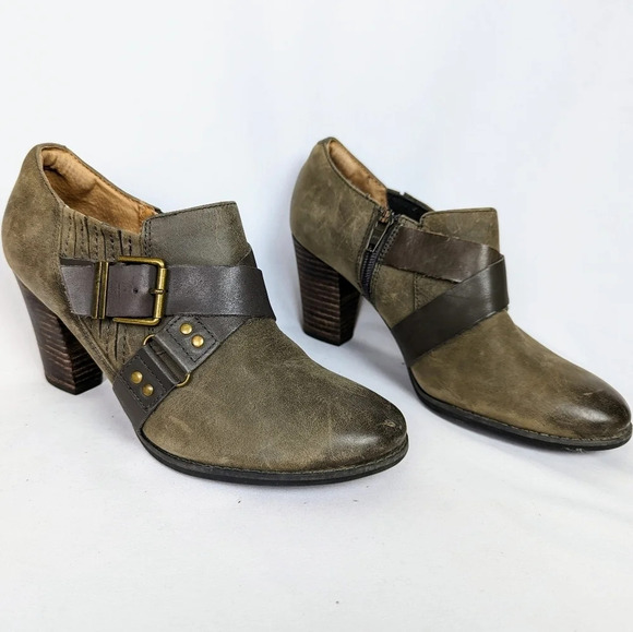 CLARKS Indigo Artisan Heath Woodlark Belted Buckle Ankle Boots Boho Punk Heel 9M - Picture 1 of 14